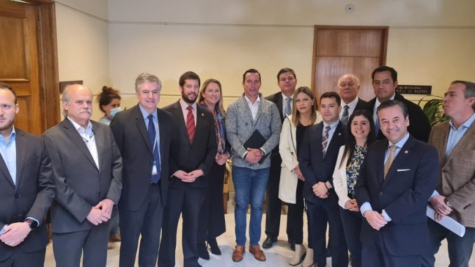 AMUCH. Alcaldes Amuch y diputados Chile Vamos y Republicanos oficializaron primera bancada municipal